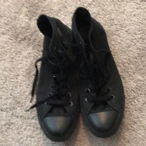 Black converse hightop Chuck Taylor’s